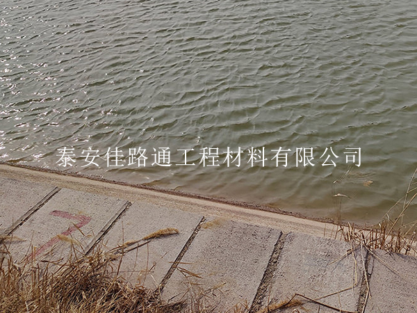 水產(chǎn)養(yǎng)殖行業(yè)鋪設(shè)防滲土工膜有哪些注意事項(xiàng)？