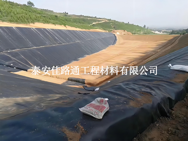 單糙面蓄水池防滲膜的鋪設(shè)施工有哪些注意事項(xiàng)？