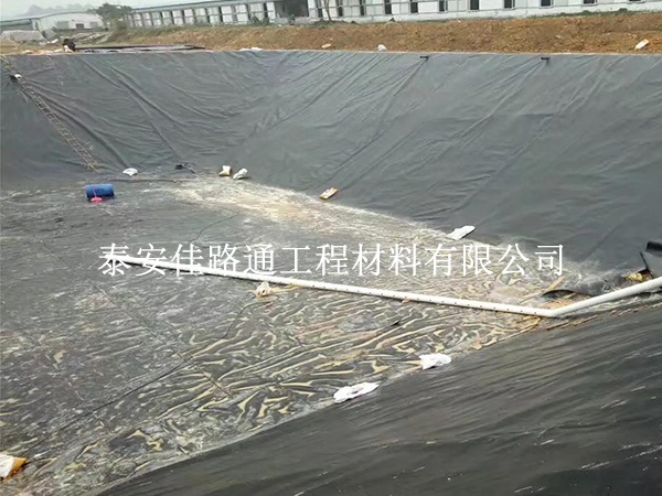 處理蓄水池防滲膜熱膨脹問(wèn)題的方式方法 處理蓄水池防滲膜熱膨脹問(wèn)題的方式方法