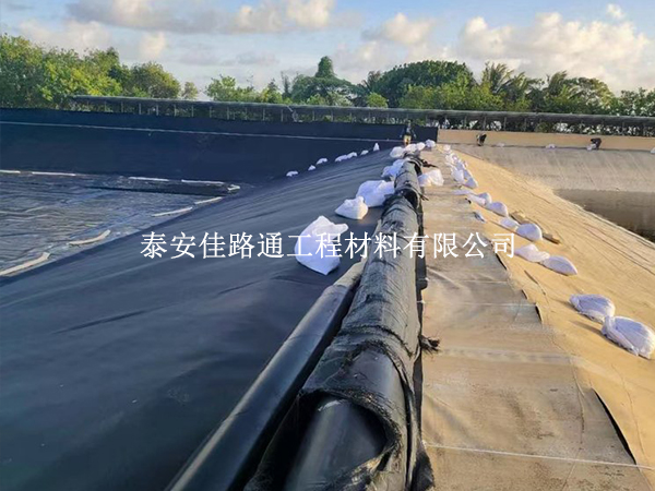 魚塘防滲膜安裝鋪設(shè)，這些注意事項(xiàng)別遺漏