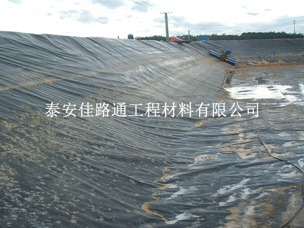 養(yǎng)殖防滲膜用得久？鋪設(shè)維護(hù)技巧請(qǐng)收好