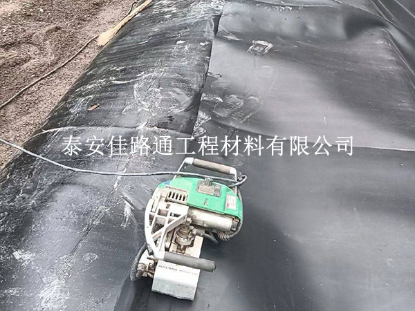 人工湖防滲膜邊坡鋪設(shè)防滑要點(diǎn)，筑牢邊坡穩(wěn)定防線